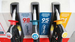 Πέφτει η τιμή της βενζίνης, προβλήματα με την άυλη κάρτα Fuel Pass 2 (video)