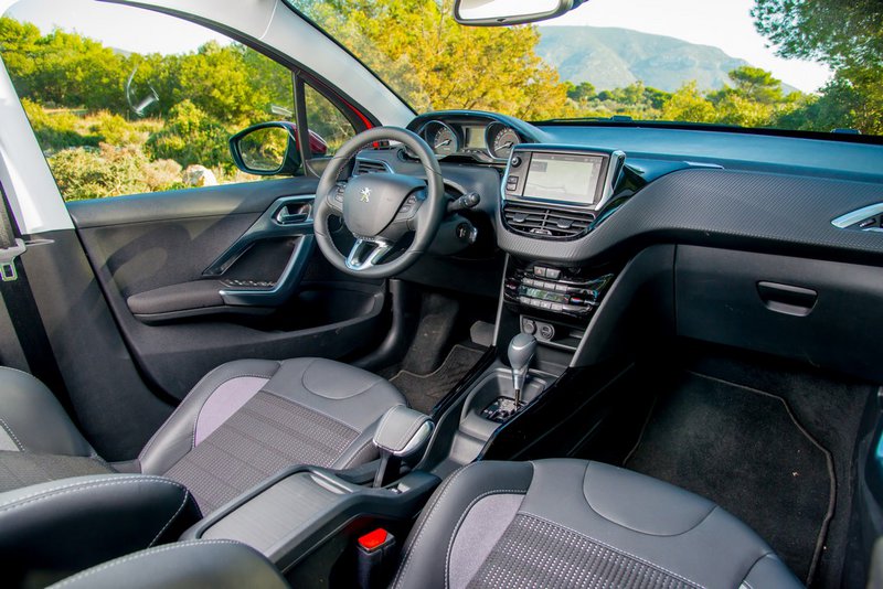 Καλαίσθητο το εσωτερικό του Peugeot 2008 1.2 PureTech 110PS