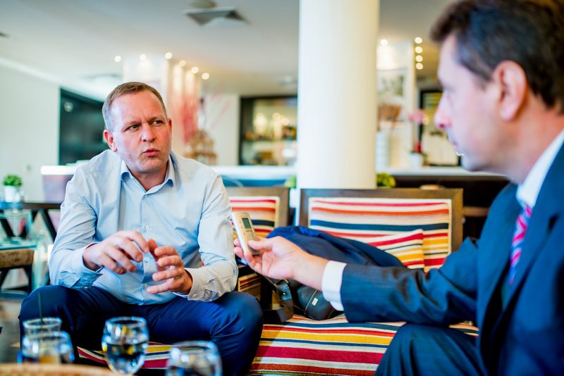 Ο κ. Arnaud Ribault μιλάει στον συντάκτη του C&D, Κωνσταντίνο Ζωγλοπίτη.