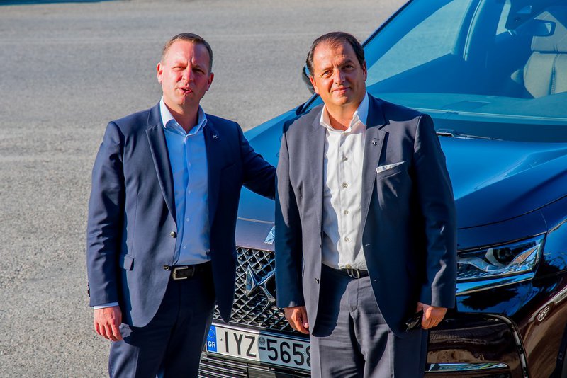 O κ. Arnaud Ribault με τον κ. Δημήτρη Καββούρη, Chief Operating Officer της DS Automobiles για την Ελλάδα, μπροστά από τη  ναυαρχίδα  της εταιρίας, το νέο DS 7 Crossback.