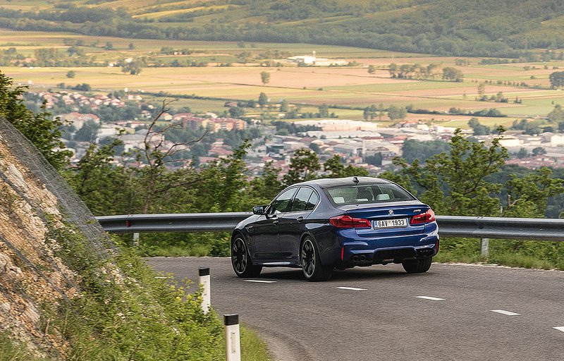 Όπως ακριβώς οι βασικοί της αντίπαλοι, Audi RS6 και Mercedes E63 AMG, η νέα Μ5 διαθέτει στάνταρ σύστημα τετρακίνησης. Όπως ακριβώς οι βασικοί της αντίπαλοι, Audi RS6 και Mercedes E63 AMG, η νέα Μ5 διαθέτει στάνταρ σύστημα τετρακίνησης.