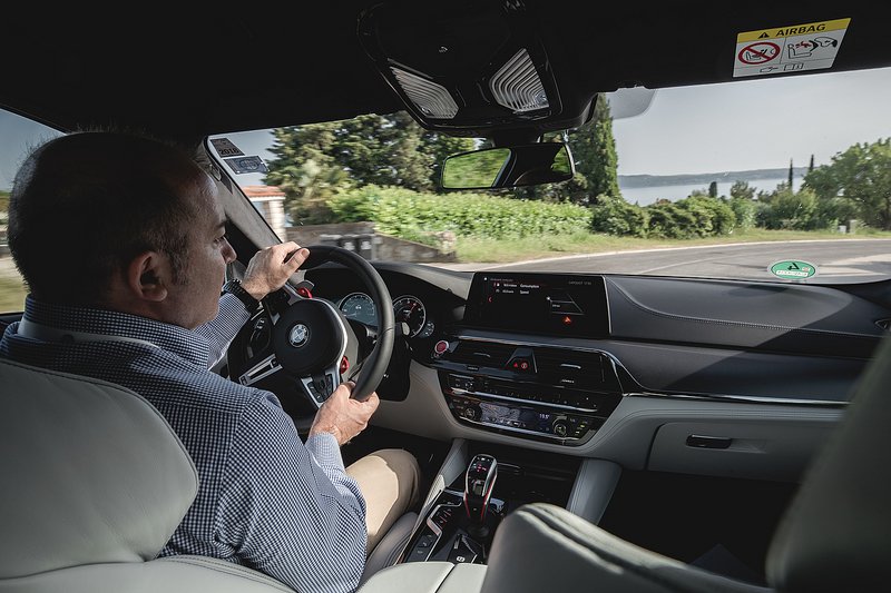 Φιλική στην οδήγηση, αλλά και top gun εφόσον ο οδηγός το επιλέξει, ο χαρακτήρας της νέας BMW M5.