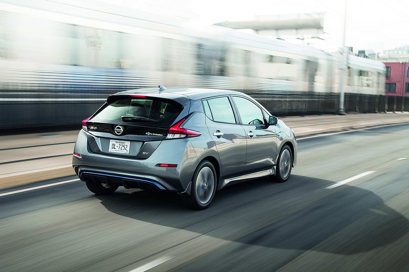 Αυτονομία 240 km προσφέρει το Nissan LEAF