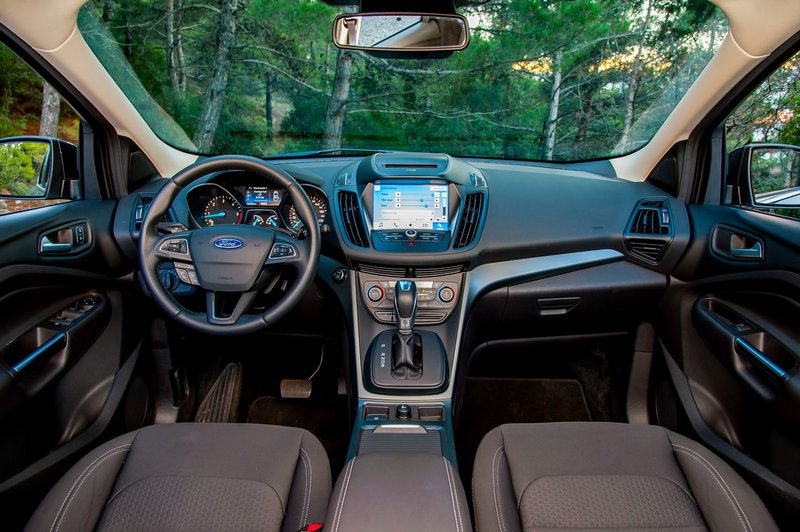 Το εσωτερικό του Kuga είναι ευρύχωρο, τα καθίσματα τοποθετημένα σχετικά ψηλά και η ποιότητα των υλικών καλή. Η σχεδίαση του ταμπλό είναι πιο «πολύπλοκη», συγκριτικά, αλλά η εργονομία κρίνεται θετικά.