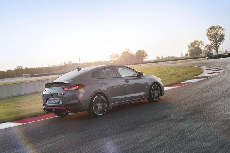 Συγκριτικά το i30 Fastback N σε σχέση με το hatchback μοντέλο διαθέτει καλύτερη ακαμψία, αεροδυναμική και «ζύγισμα». Συγκριτικά το i30 Fastback N σε σχέση με το hatchback μοντέλο διαθέτει καλύτερη ακαμψία, αεροδυναμική και «ζύγισμα».