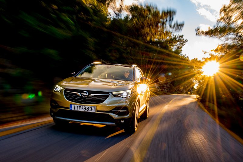 Το αμάξωμα του Grandland X είναι πιο διακριτικό σχεδιαστικά, ακολουθώντας την αισθητική της Opel όπως αυτή ορίζεται από τα Mokka X και Insignia Grand Sport.