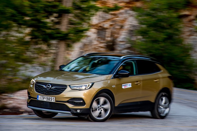 Η οδική συμπεριφορά του Grandland X είναι καλή, η ρύθμιση της ανάρτησης σχετικά σφιχτή αλλά αρκούντως άνετη. Η ποιότητα κύλισης είναι καλύτερη συγκριτικά ενώ το επίπεδο θορύβου χαμηλό για τέτοιο όχημα.