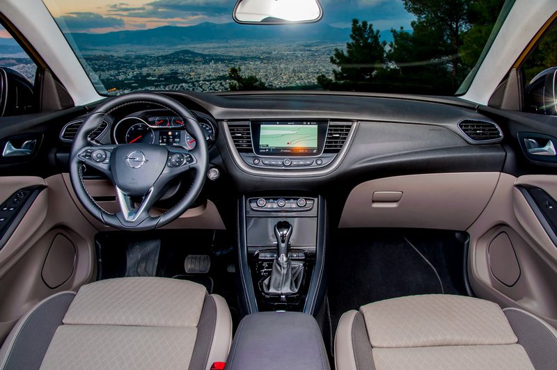 Το ταμπλό του Grandland X είναι λιτά σχεδιασμένο και δείχνει ποιοτικό. Το μαλακό υλικό κυριαρχεί στο επάνω μέρος του και συνδυάζεται με αντίστοιχης ποιότητας σκληρό πλαστικό.