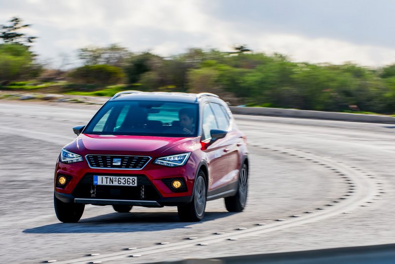 Η σχεδίασή του Arona συνδυάζει στοιχεία από ένα SUV και ένα crossover όχημα, με σκοπό να είναι δυναμικό σε εμφάνιση. για τη δημιουργία του επενδύθηκαν περίπου 900 εκατομμύρια ευρώ τόσο για την έρευνα και εξέλιξή του όσο και για τις απαραίτητες προσαρμογές στη γραμμή παραγωγής του εργοστασίου στο Martorell.