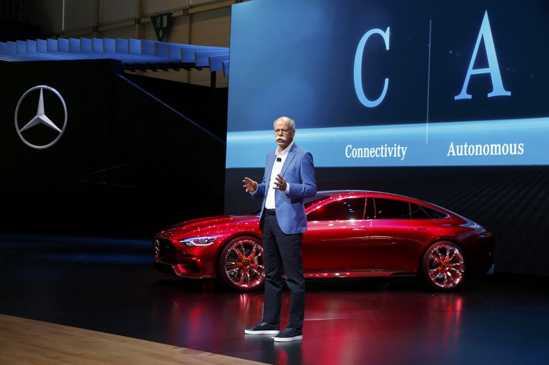 O Dieter Zetsche, CEO της Daimler AG, παρουσιάζει την Mercedes-AMG GT Concept στην 87η Έκθεση Αυτοκινήτου της Γενεύης O Dieter Zetsche, CEO της Daimler AG, παρουσιάζει την Mercedes-AMG GT Concept στην 87η Έκθεση Αυτοκινήτου της Γενεύης