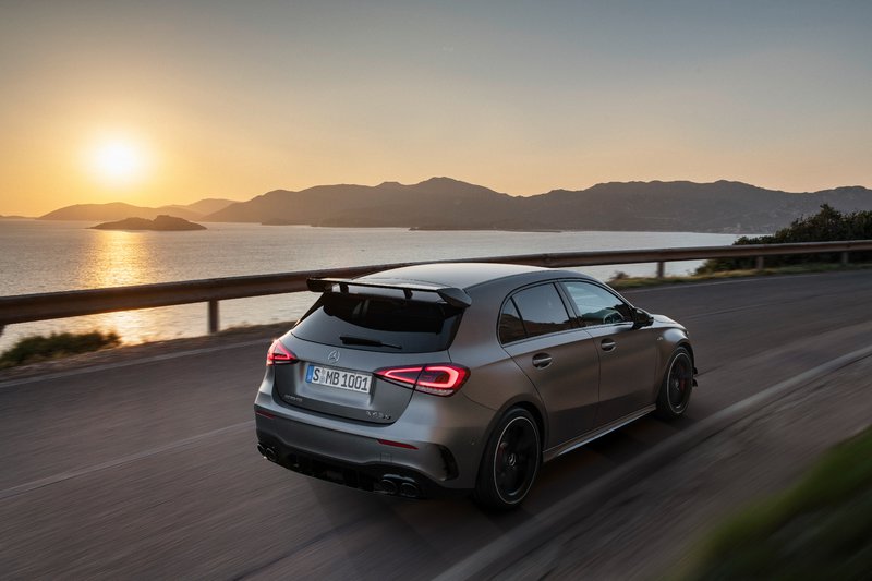 Δυνατότερη από ποτέ και η νέα Mercedes-AMG CLA45 με την απίστευτη αναλογία των 210,5 ίππων ανά λίτρο! Δυνατότερη από ποτέ και η νέα Mercedes-AMG CLA45 με την απίστευτη αναλογία των 210,5 ίππων ανά λίτρο!