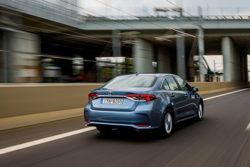 H νέα Corolla Sedan δείχνει, αν μη τι άλλο, ικανή να προσφέρει ό,τι θα μπορούσε να ζητήσει κανείς από μια μπερλίνα αυτού του μεγέθους και του βεληνεκούς. H νέα Corolla Sedan δείχνει, αν μη τι άλλο, ικανή να προσφέρει ό,τι θα μπορούσε να ζητήσει κανείς από μια μπερλίνα αυτού του μεγέθους και του βεληνεκούς.