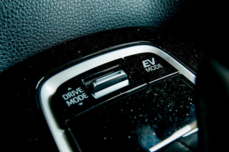 Μέσω του ειδικού μπουτόν μπορείς να επιλέξεις το πρόγραμμα οδήγησης της υβριδικής Corolla.