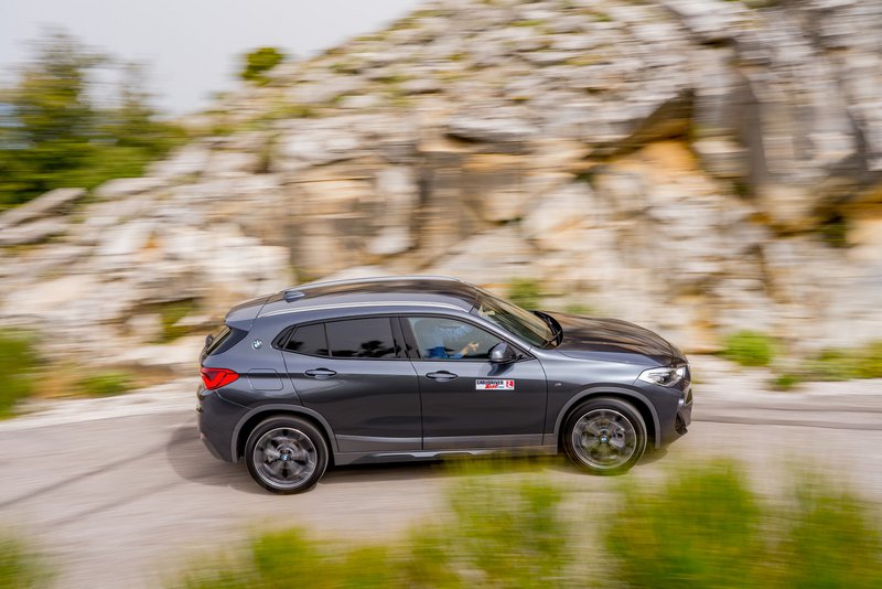 Η οδική συμπεριφορά της Χ2 16d sDrive προσήκει περισσότερο σε αυτή ενός καλοστημένου hatchback οχήματος παρά σε αυτή ενός crossover.
