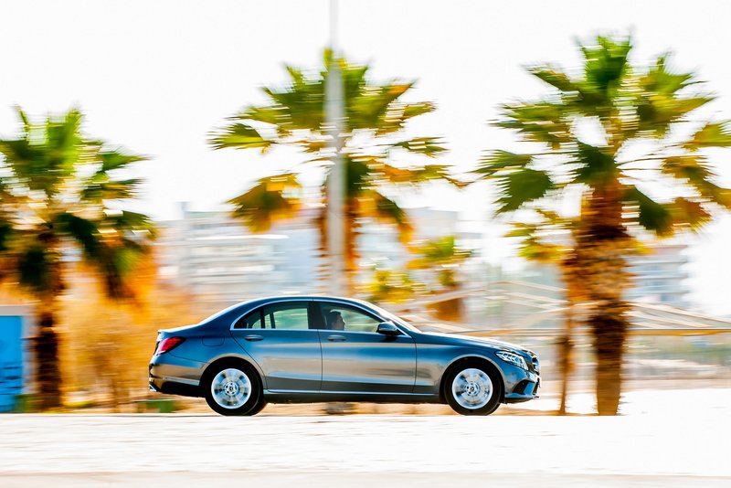 Η τυπική εμφάνιση μιας Mercedes-Benz είναι αυτό που χαρακτηρίζει την C-Class. Ίσως κάποιοι να τη βρίσκουν περισσότερο κλασική από ό,τι θα ήθελαν, στην εποχή μας, όμως αυτό είναι βασικό στοιχείο της ταυτότητάς της. Η τυπική εμφάνιση μιας Mercedes-Benz είναι αυτό που χαρακτηρίζει την C-Class. Ίσως κάποιοι να τη βρίσκουν περισσότερο κλασική από ό,τι θα ήθελαν, στην εποχή μας, όμως αυτό είναι βασικό στοιχείο της ταυτότητάς της.