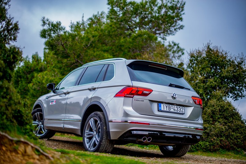 Το Tiguan ειδικά στην έκδοση R-Line υπόσχεται ένα πιο σπορτιφ σύνολο σε ό,τι αφορά την οδική συμπεριφορά. Το Tiguan ειδικά στην έκδοση R-Line υπόσχεται ένα πιο σπορτιφ σύνολο σε ό,τι αφορά την οδική συμπεριφορά.