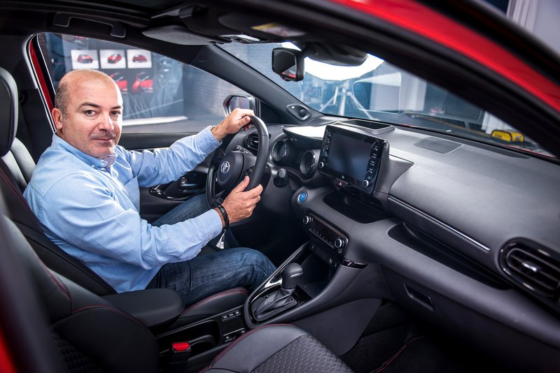 O Νίκος Μερτέκης, στο εσωτερικό του νέου Toyota Yaris. O Νίκος Μερτέκης, στο εσωτερικό του νέου Toyota Yaris.