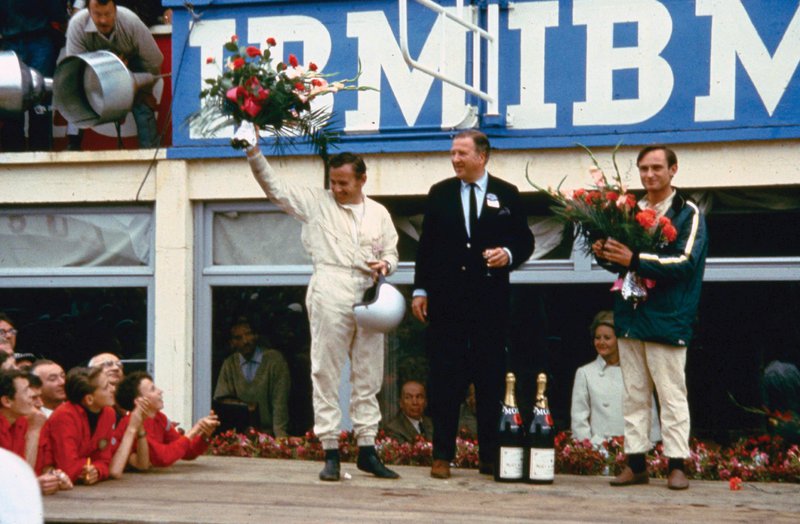 Οι Bruce McLaren, Henry Ford και Chris Amon στο βάθρο των νικητών στο 24 Hours of LeMans του 1966.