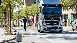 Τράκτορας της Mercedes-Benz με ειδικά εξελιγμένο σύστημα για τον εντοπισμό δίτροχων