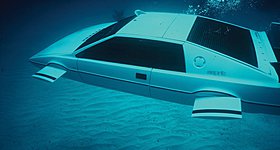 Τι σχέση έχει η υποβρύχια Lotus Esprit με το Tesla Cybertruck;