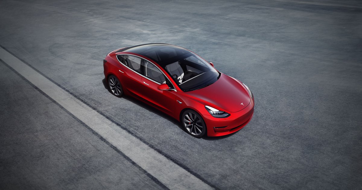 Tesla модель три