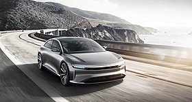 Στα σχοινιά η Tesla - Με 832 χιλιόμετρα αυτονομία το Lucid Air
