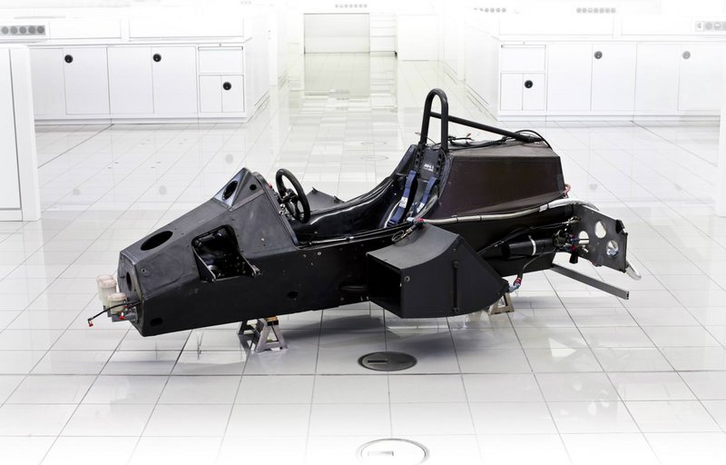 Θαύμα της μηχανικής εκείνης της εποχής ήταν το ανθρακονημάτινο μονοκόκ της McLaren MP4/1