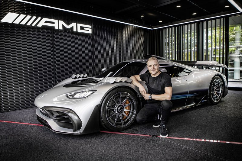 O Valtteri Bottas εμπρός από τη Mercedes-AMG One.