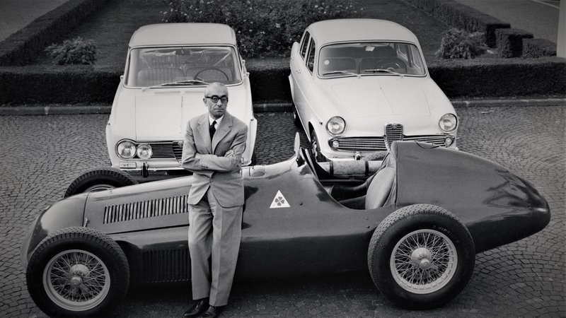 Ο Orazio Satta Puliga, επικεφαλής της Alfa Romeo από το 1951 ποζάρει με τις GP159, Giulietta ti και Giulia