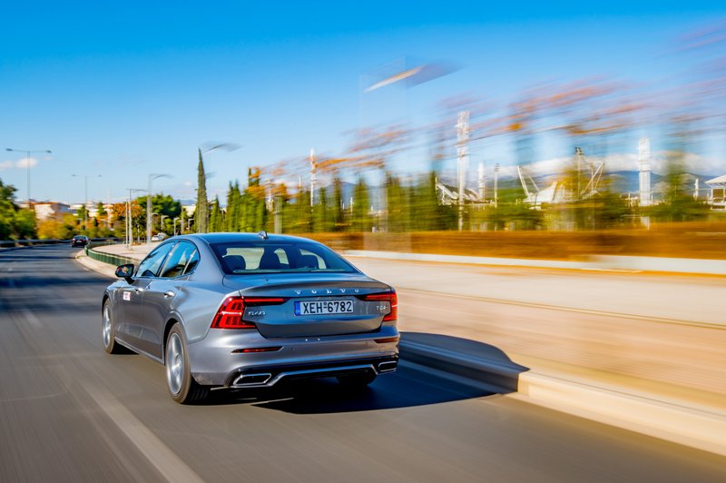 Το νέο Volvo S60 T8 Plug-in Hybrid ταξιδεύει με κορυφαία ποιότητα κύλισης, ασφάλεια και οικονομία, τη στιγμή που ο δυνατός κινητήρας κάνει ακόμη πιο γρήγορα τα μεγάλα ταξίδια. Το νέο Volvo S60 T8 Plug-in Hybrid ταξιδεύει με κορυφαία ποιότητα κύλισης, ασφάλεια και οικονομία, τη στιγμή που ο δυνατός κινητήρας κάνει ακόμη πιο γρήγορα τα μεγάλα ταξίδια.