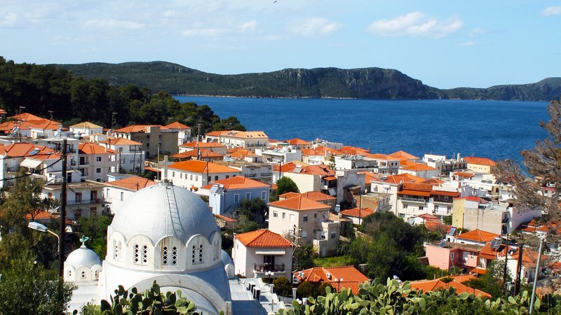 Γραφική από χαμηλά, γραφική και από ψηλά η Πύλος. Εδώ, άποψη της πόλης από την οδό Θεόδωρου Κολοκοτρώνη. Γραφική από χαμηλά, γραφική και από ψηλά η Πύλος. Εδώ, άποψη της πόλης από την οδό Θεόδωρου Κολοκοτρώνη.