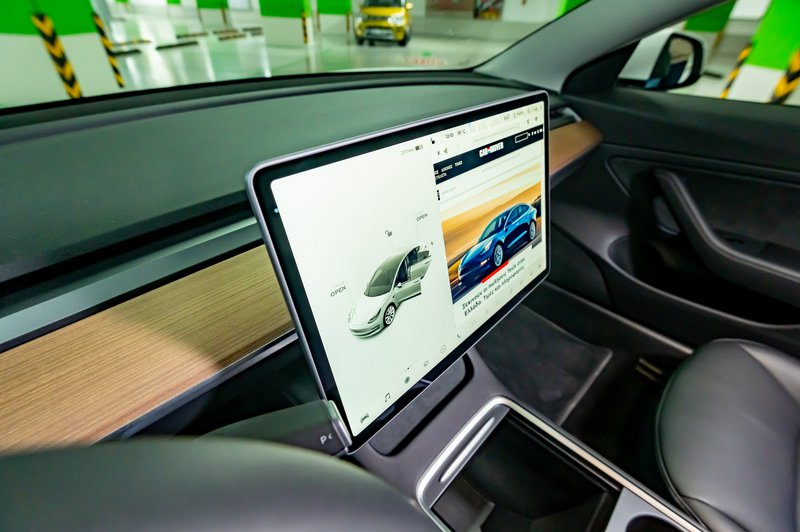 Η τεράστια οθόνη του Tesla Model 3