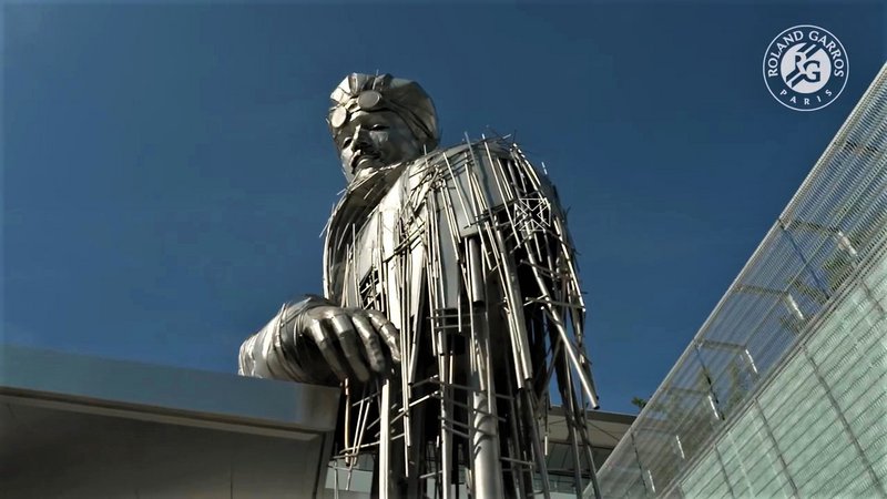 Στα γήπεδα όπου διεξάγεται το French Open υπάρχει μεταξύ άλλων και άγαλμα του Roland Garros.