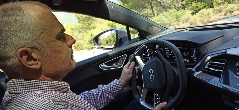 Ο Διευθυντής Σύνταξης του Car and Driver, Βαγγέλης Πετράκης, πίσω από το τιμόνι του νέου Audi Q4 E-Tron 50. Ο Διευθυντής Σύνταξης του Car and Driver, Βαγγέλης Πετράκης, πίσω από το τιμόνι του νέου Audi Q4 E-Tron 50.