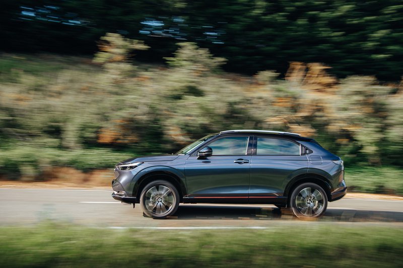 Τα συστήματα ασφαλείας του υβριδικού SUV της Honda και το νέο, πιο στιβαρό πλαίσιο, εγγυώνται κορυφαία επίπεδα οδηγικής συμπεριφοράς και ποιότητας κύλισης. Τα συστήματα ασφαλείας του υβριδικού SUV της Honda και το νέο, πιο στιβαρό πλαίσιο, εγγυώνται κορυφαία επίπεδα οδηγικής συμπεριφοράς και ποιότητας κύλισης.