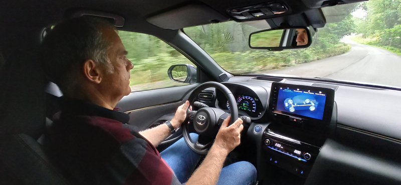 Ο Βαγγέλης Πετράκης, πίσω από το τιμόνι του νέου Toyota Yaris Cross.