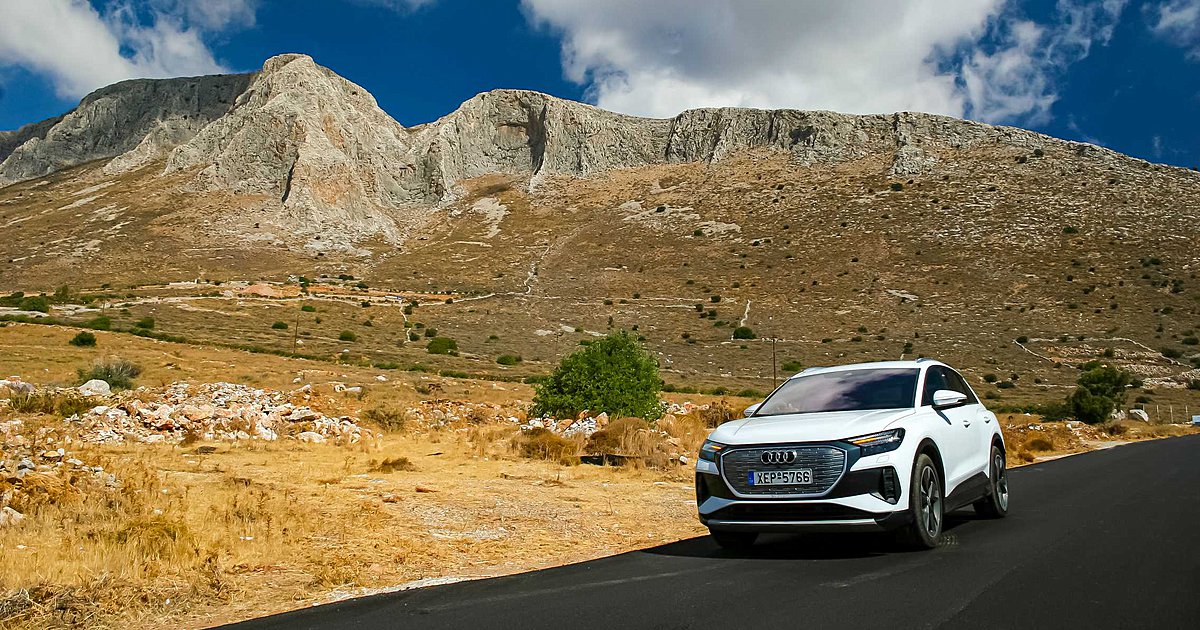 Το Audi με φόντο τον Σαγιά, την απόληξη του Ταϋγέτου που διατρέχει τη Μάνη, από Βορρά προς Νότο.