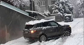 Το «μαρτύριο» ενός Range Rover σε μία χιονισμένη ανηφόρα (video)