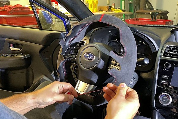 DIY: Δείτε πως θα επιδιορθώσετε το φθαρμένο τιμόνι του αυτοκινήτου σας (video)