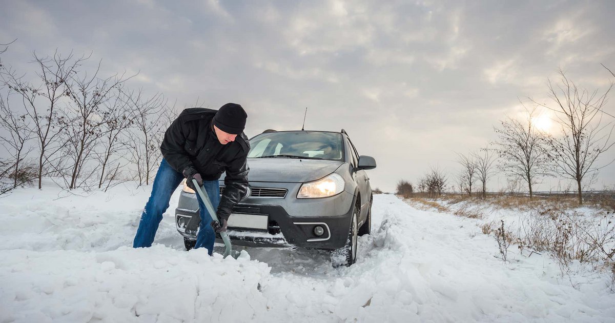 Κακοκαιρία «Ελπίς»: Τι πρέπει να κάνεις αν ακινητοποιηθείς με το αυτοκίνητο στα χιόνια