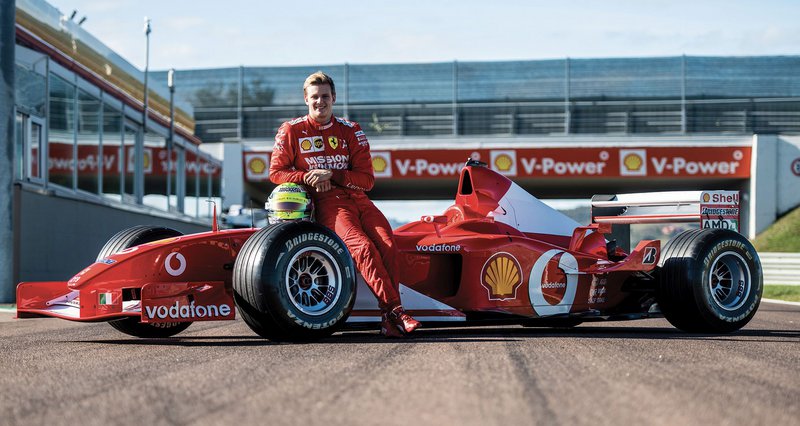 O Mick Schumacher μαζί με την F2002 που οδηγούσε ο πατέρας του O Mick Schumacher μαζί με την F2002 που οδηγούσε ο πατέρας του