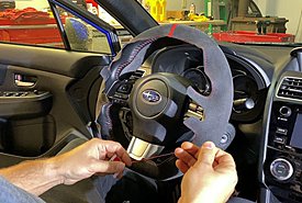 DIY: Δείτε πώς θα επιδιορθώσετε το φθαρμένο τιμόνι του αυτοκινήτου (video) DIY: Δείτε πώς θα επιδιορθώσετε το φθαρμένο τιμόνι του αυτοκινήτου (video)