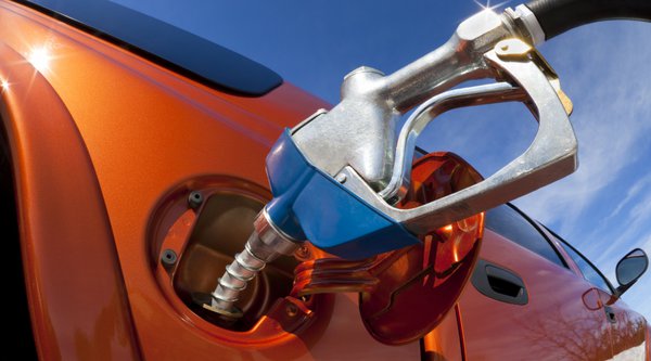 Πλαφόν στα καύσιμα: Γιατί δεν μπορεί να συγκρατήσει την τιμή της βενζίνης

