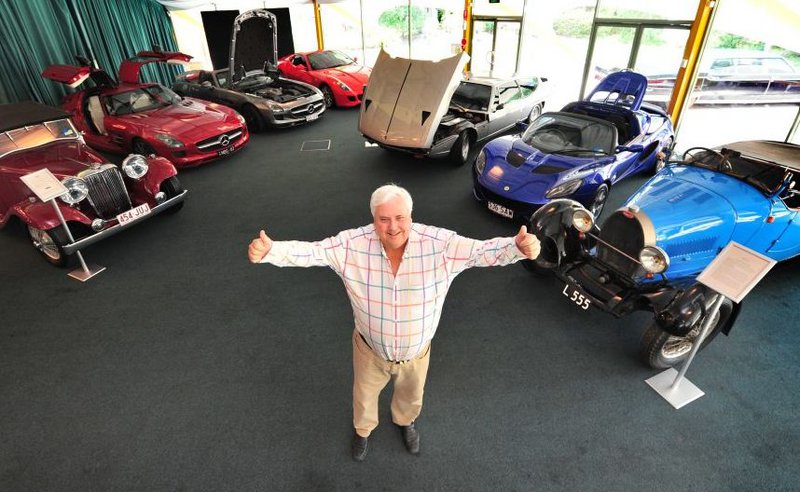 O Clive Palmer ποζάρει δίπλα στη συλλογή με τα αυτοκίνητά του