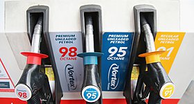Πέφτει η τιμή της βενζίνης, προβλήματα με την άυλη κάρτα Fuel Pass 2 (video)