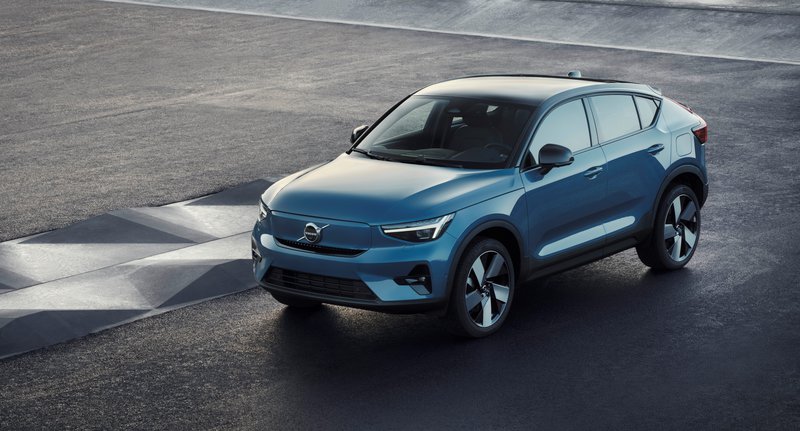 Το νέο αμιγώς ηλεκτρικό Volvo C40 Recharge αποτελεί ένα σχεδιαστικό υβρίδιο με στοιχεία από SUV και coupe. Το νέο αμιγώς ηλεκτρικό Volvo C40 Recharge αποτελεί ένα σχεδιαστικό υβρίδιο με στοιχεία από SUV και coupe.