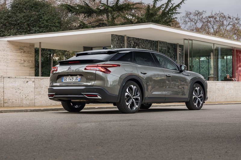 Η ναυαρχίδα της Citroen το C5 X είναι ένα μεγάλο όχημα μήκους 4,8 μέτρων που ενσωματώνει στοιχεία από πολλές κατηγορίες οχημάτων. Η ναυαρχίδα της Citroen το C5 X είναι ένα μεγάλο όχημα μήκους 4,8 μέτρων που ενσωματώνει στοιχεία από πολλές κατηγορίες οχημάτων.
