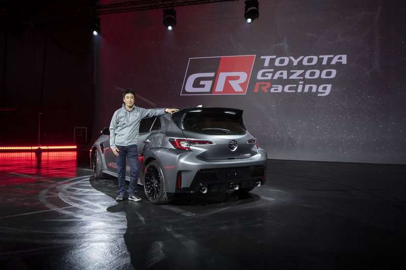 O Naoyuki Sakamoto δίπλα στην Toyota GR Corolla