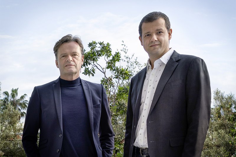 O κ. Markus Schäfer (αριστερά), μέλος του Διοικητικού Συμβουλίου του Mercedes-Benz Group AG με τον κ. Gene Berdichevsky, συνιδρυτή και Διευθύνων Σύμβουλο της Sila Chemistry. O κ. Markus Schäfer (αριστερά), μέλος του Διοικητικού Συμβουλίου του Mercedes-Benz Group AG με τον κ. Gene Berdichevsky, συνιδρυτή και Διευθύνων Σύμβουλο της Sila Chemistry.