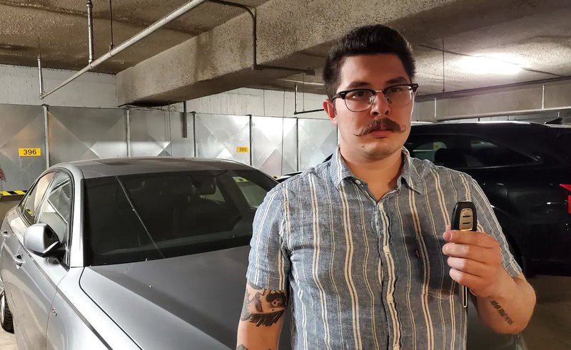O Justin Addison κρατώντας το έξυπνο κλειδί του αυτοκινήτου του